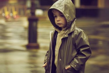 Cappottini e giacche impermeabili per bambini: come affrontare pioggia e vento con stile.